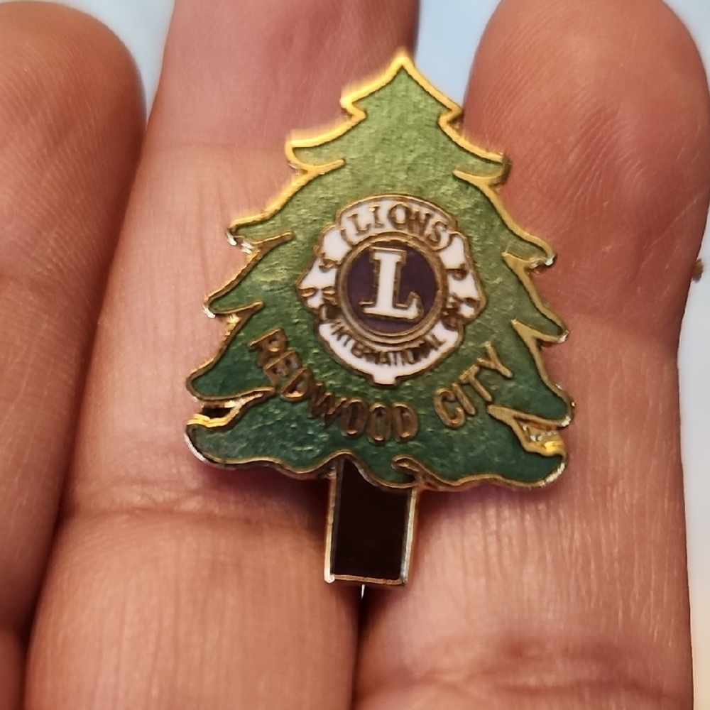 Vintage Lions Club International Redwood City Souvenir Trading Pin